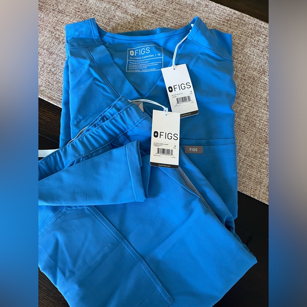 Men’s Figs Leon Scrub Top (NWT) and Cairo Cargo Scrub Bottoms (NWT)